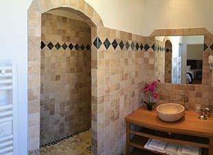 Zimmer des Gästehauses Bacchus mit italienischer Dusche
