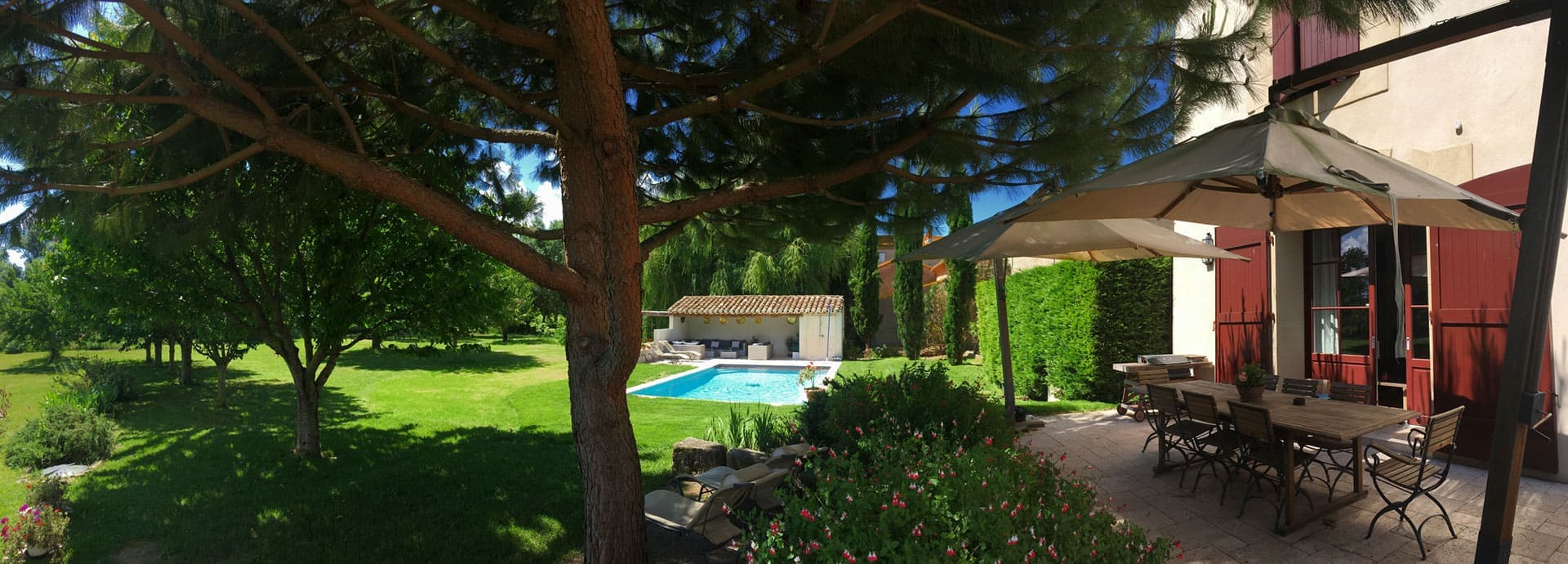 Blick auf die Terrasse und den Pool des Gästehauses Silène auf dem Domaine La Vernède, Zimmervermietung im Hérault