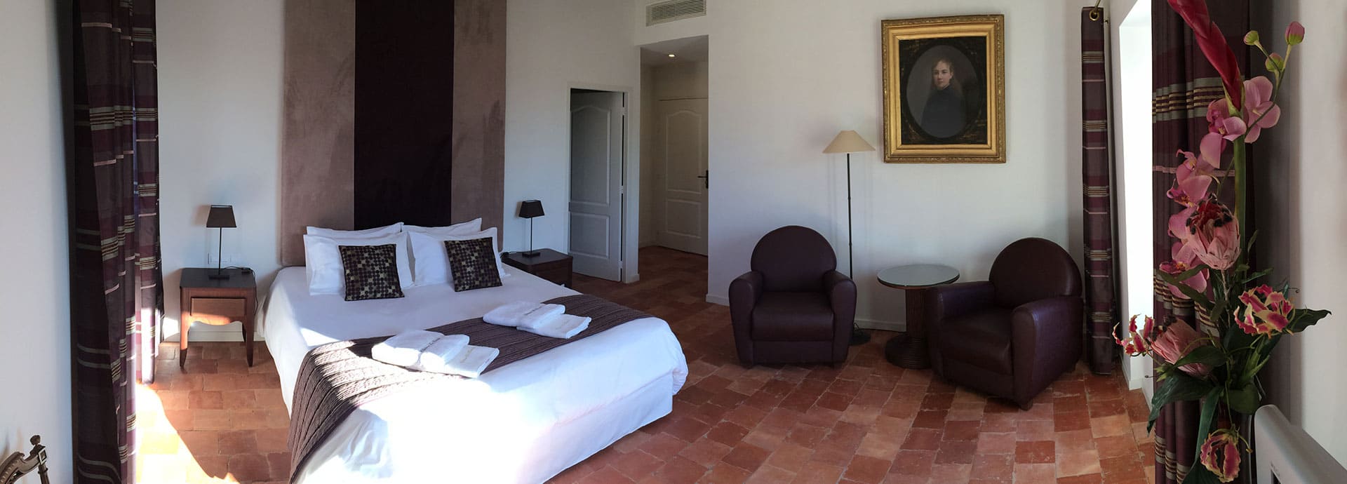 Luxury bedroom in Bacchus guesthouse in Domaine de la Vernède, holiday rental in Nissan-lez-Enserune