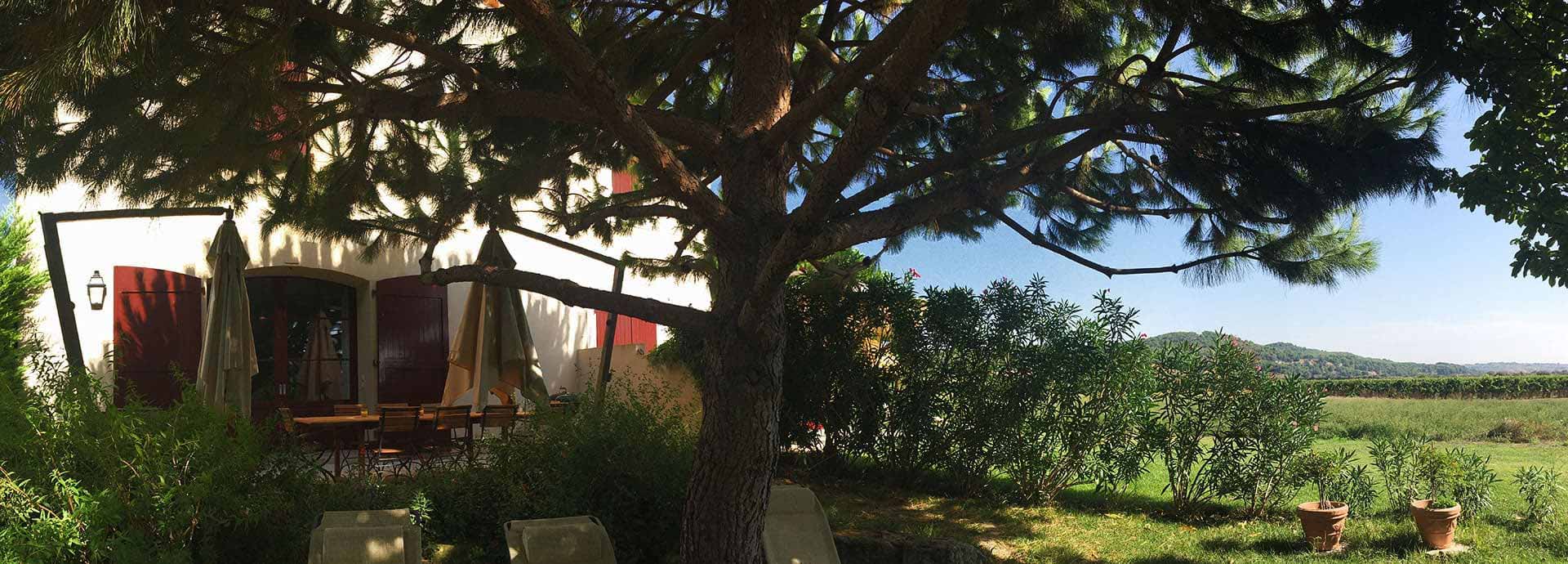 La terrasse privée avec vue sur le vignoble, de la maison d’hôte Bacchus du domaine la Vernède