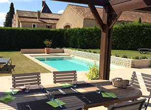 Swimmingpool, Pergola und privater Garten des Gästehauses Dionysos, auf dem Domaine la Vernède