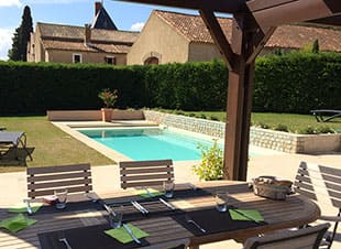 Piscina, pérgola y jardín privado de la posada Dionysos en la Finca de la Vernède