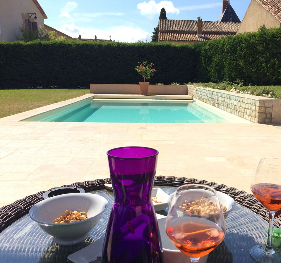 Swimmingpool und privater Garten mit Gartenmöbeln. Gästehaus Dionysos auf  Domaine la Vernède