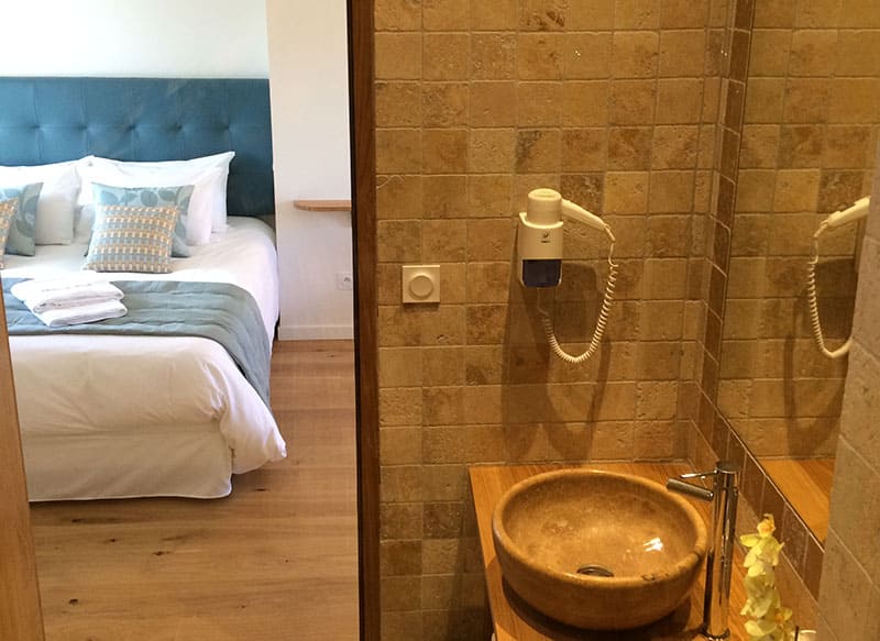 Slaapkamer met en suite badkamer van Maison Dionysos op Domaine la Vernède