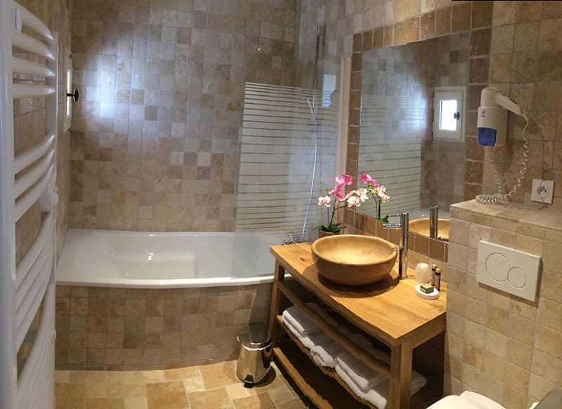 Bathroom with bath – Dionysos guesthouse