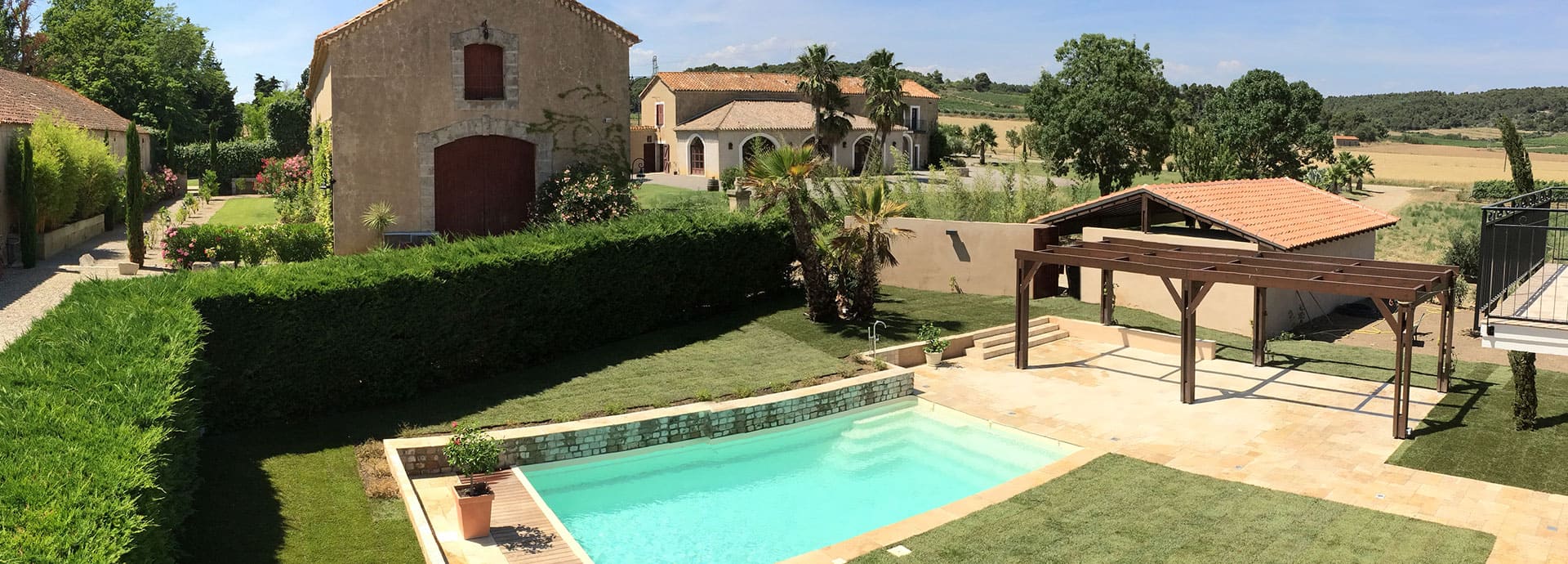 Piscine extérieure de la maison d’hôte Dionysos du domaine la Vernède, location de chambres d’hôtes à Nissan lez Ensérune