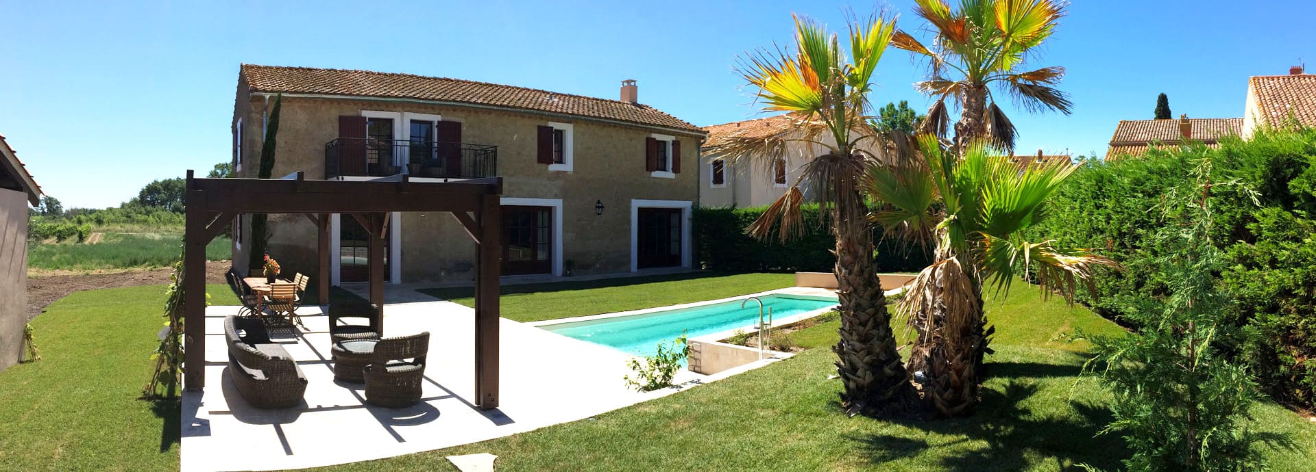 La Posada Dionysos, localizada dentro de la Finca de la Vernède, cuenta con una pérgola y una piscina exterior.