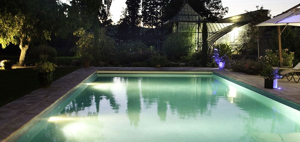 Der private Pool  der Ferienhäuser von Château la Vernède, Ferienhaus im Hérault am Abend