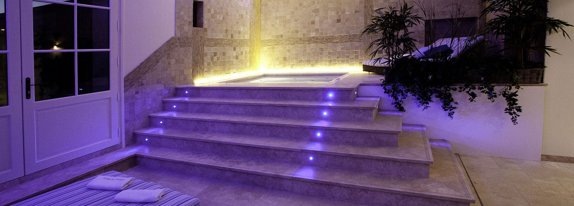 The gîte indoor hot tub in Vernède Castle, in the Hérault Department