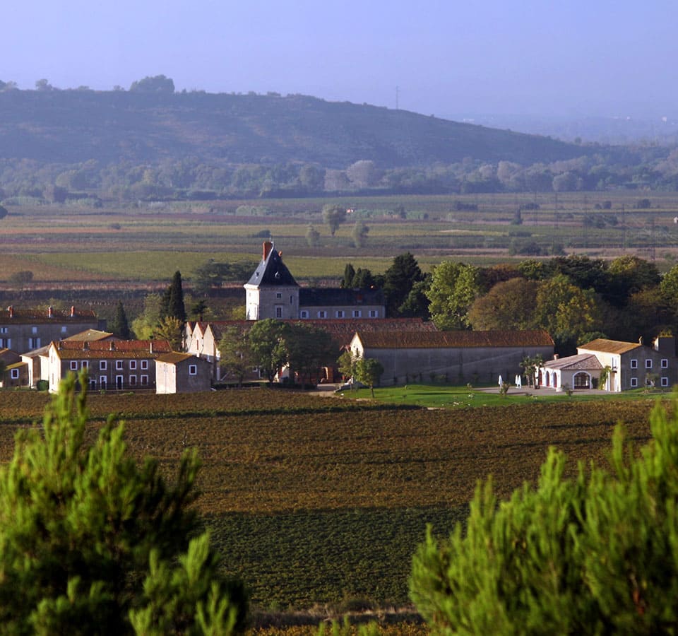 Gesamtbild des Château la Vernède in Nissan lez Ensérune, das in einer perfekt erhaltenen, wilden Umgebung liegt