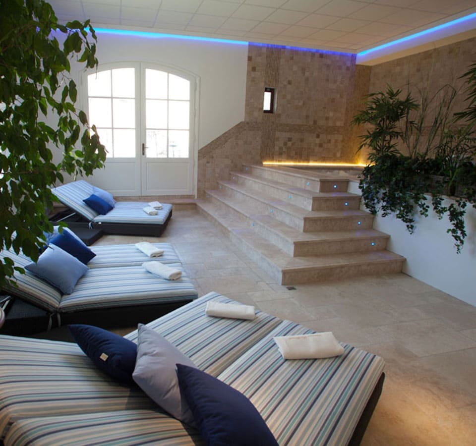 The spa in the relaxation area, Domaine de la Vernède