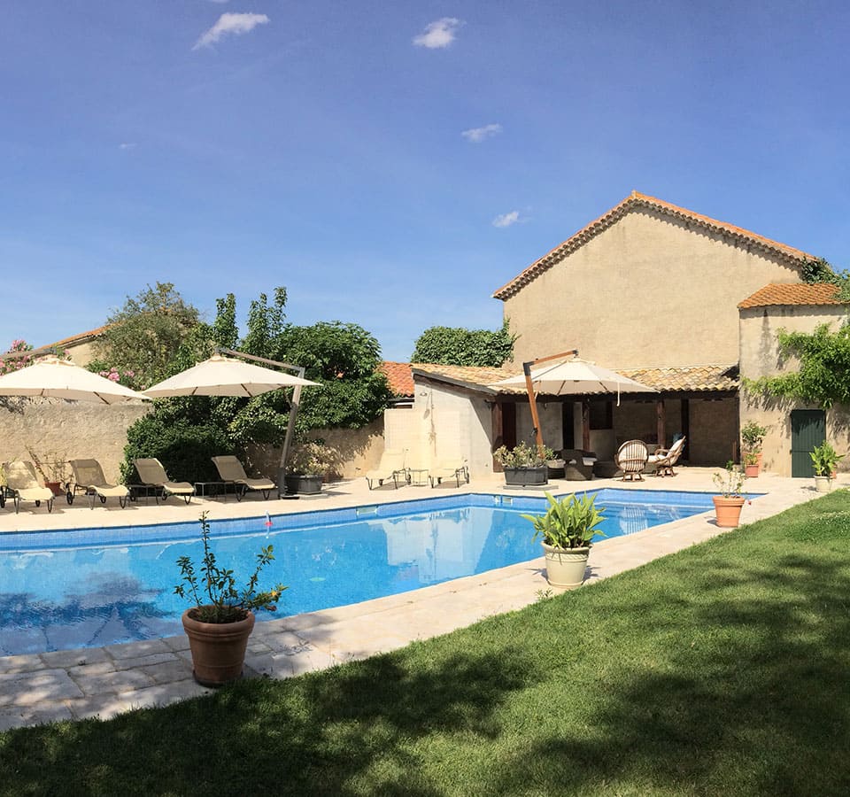 La piscine extérieure chauffée du domaine de la Vernède