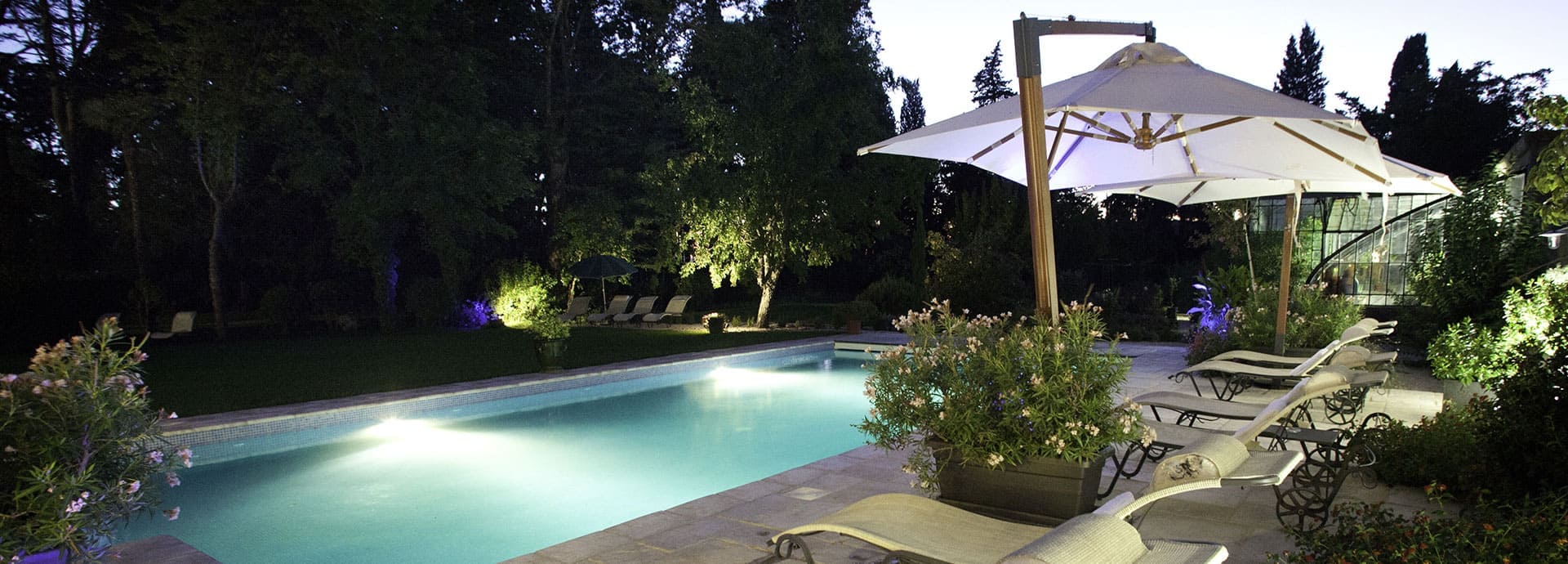 La piscina del espacio de relajación de la Finca de la Vernède por la noche