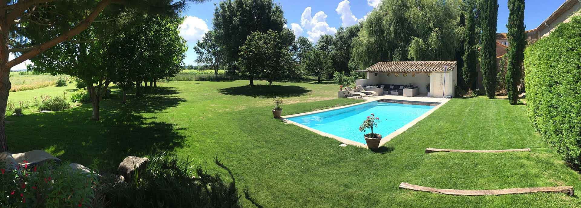 La piscina y el parque de la Finca de la Vernède