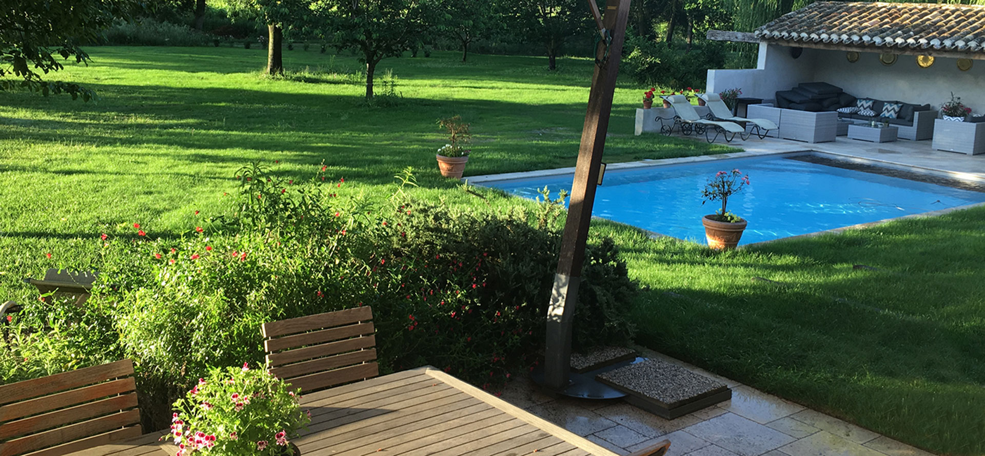 El jardín con la piscina privada y climatizada de las casas de rurales del Castillo de la Vernède