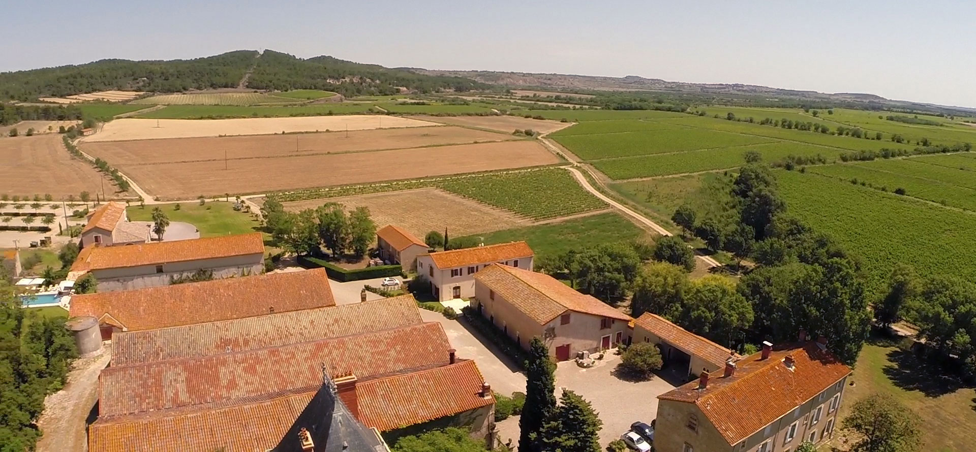 Vue générale du château la Vernède et des gîtes, situé dans un environnement sauvage parfaitement préservé