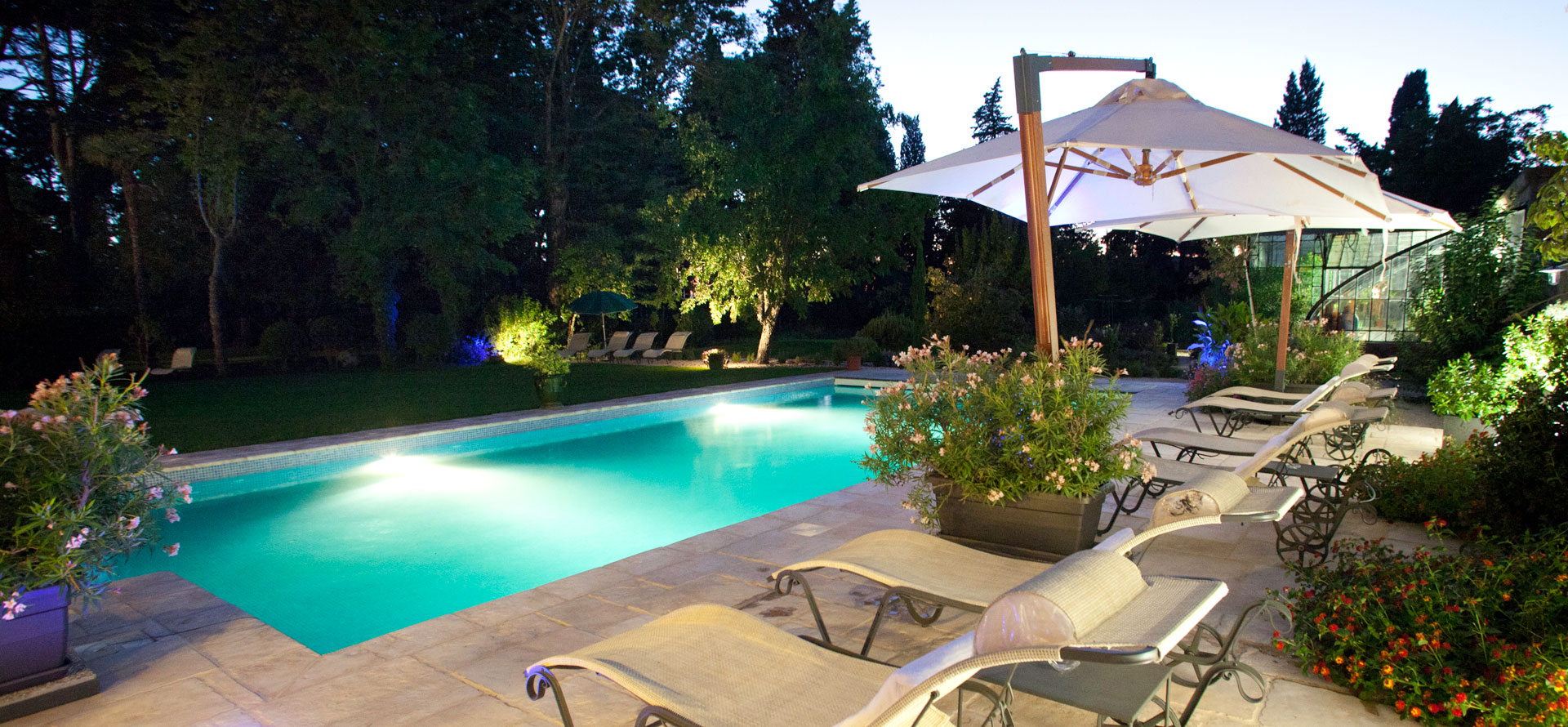 Der private Pool der Ferienhäuser des Château la Vernède in Nissan lez Ensérune am Abend