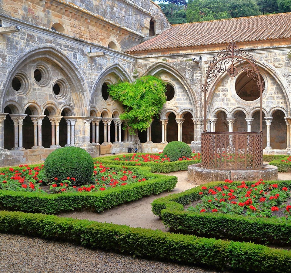 La Abadía de Fontfroide, sitio turístico para visitar durante su estancia en la Finca de la Vernède, alquiler de casas rurales entre Béziers y Narbona (Narbonne)