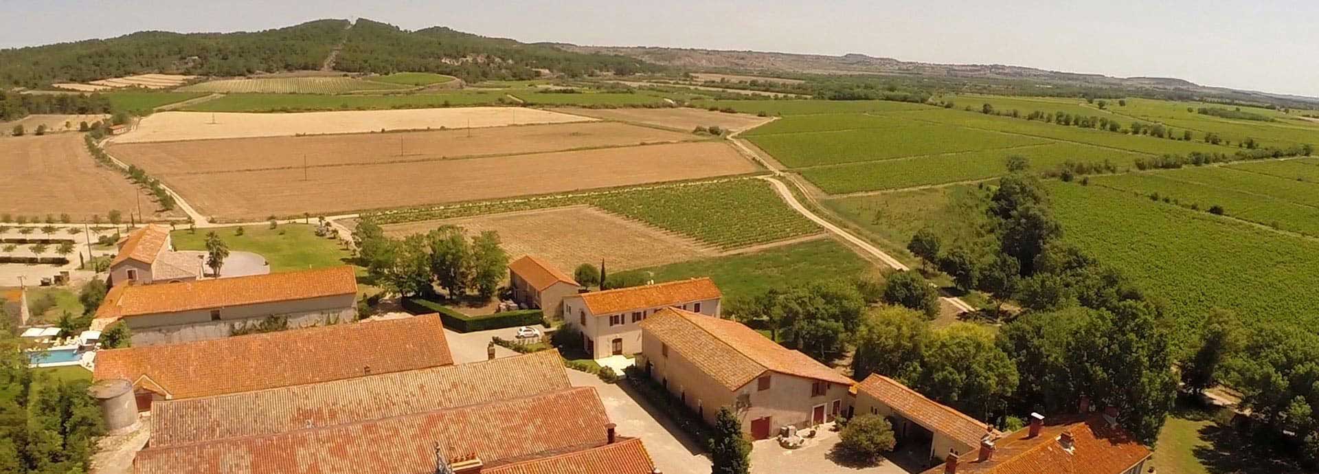 Vue aérienne du domaine de la Vernède, location de gîte dans l’Hérault