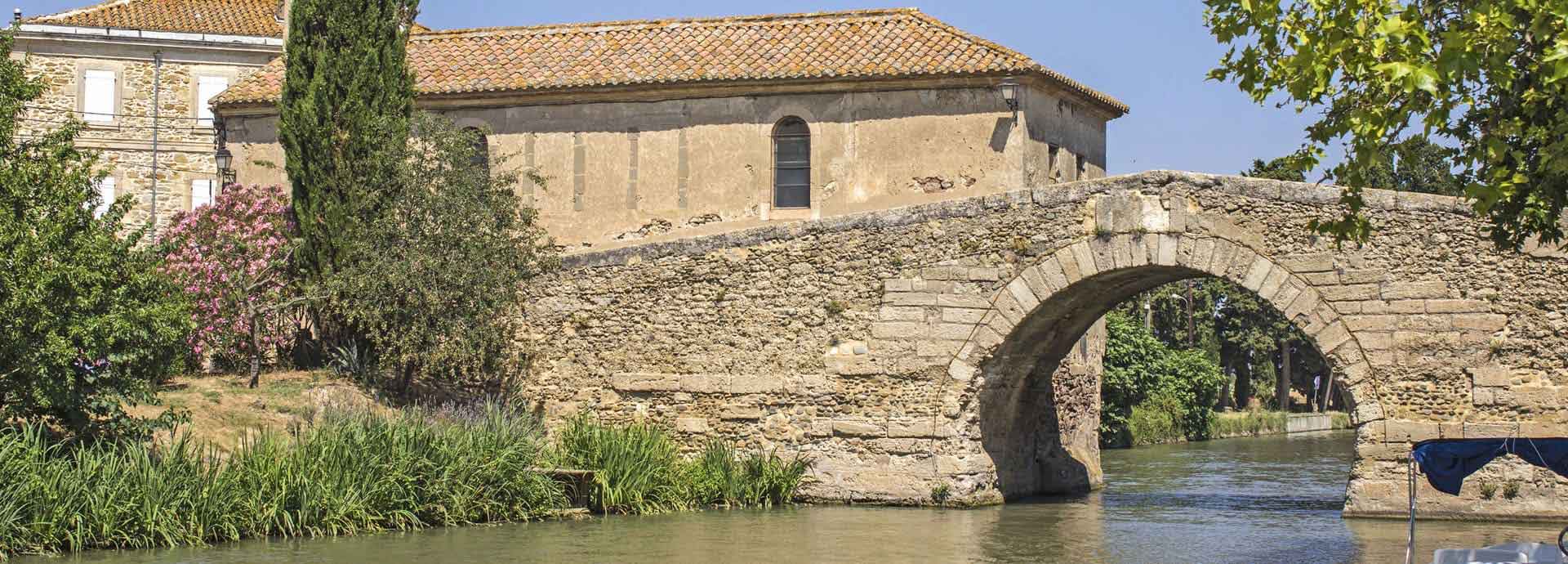 El Canal du Midi y el Pont Neuf du Somail ubicado en el departamento