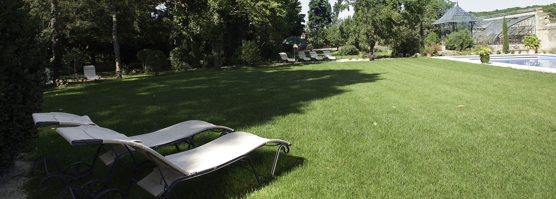 View of the park and swimming pool in Domaine de la Vernède, holiday rental in Nissan-lez-Enserune, In the Hérault Department