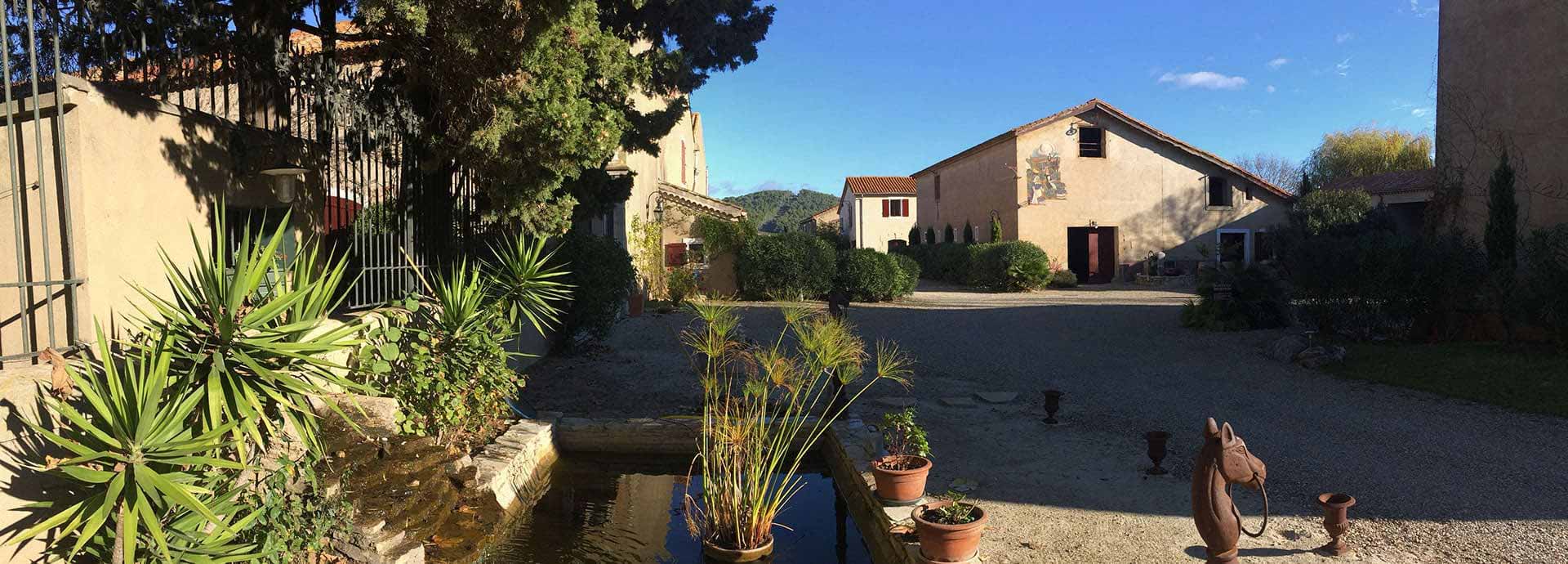 Entrada de la Finca de la Vernède, alquiler de casas rurales cerca de Béziers en el pueblo de Nissan-lez-Ensérune