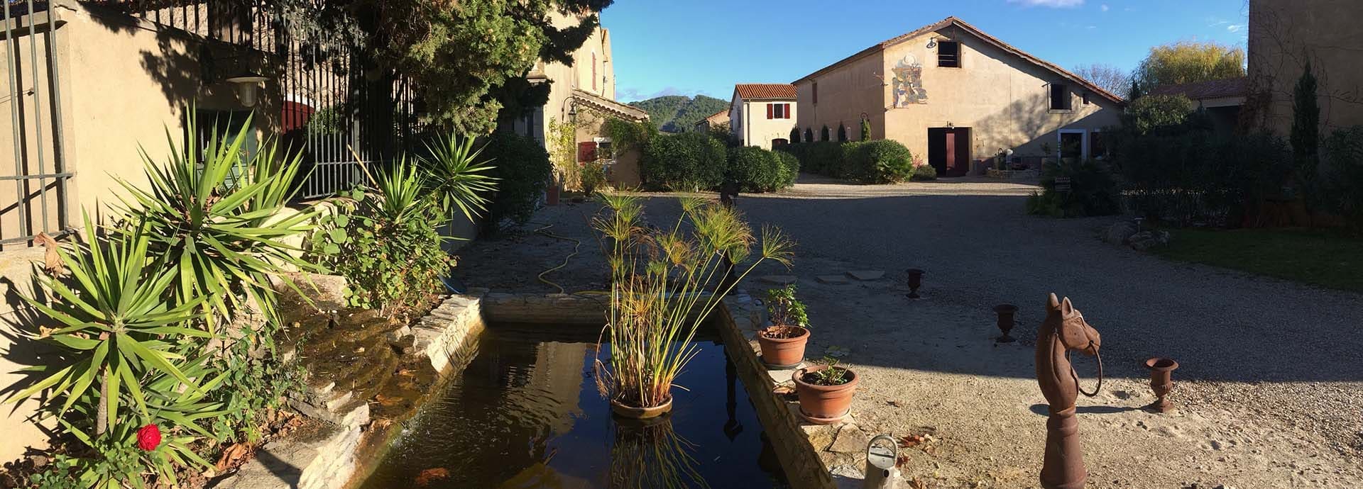 Uitzicht op de oprijlaan van Domaine la Vernède, luxe hotel-gîtes