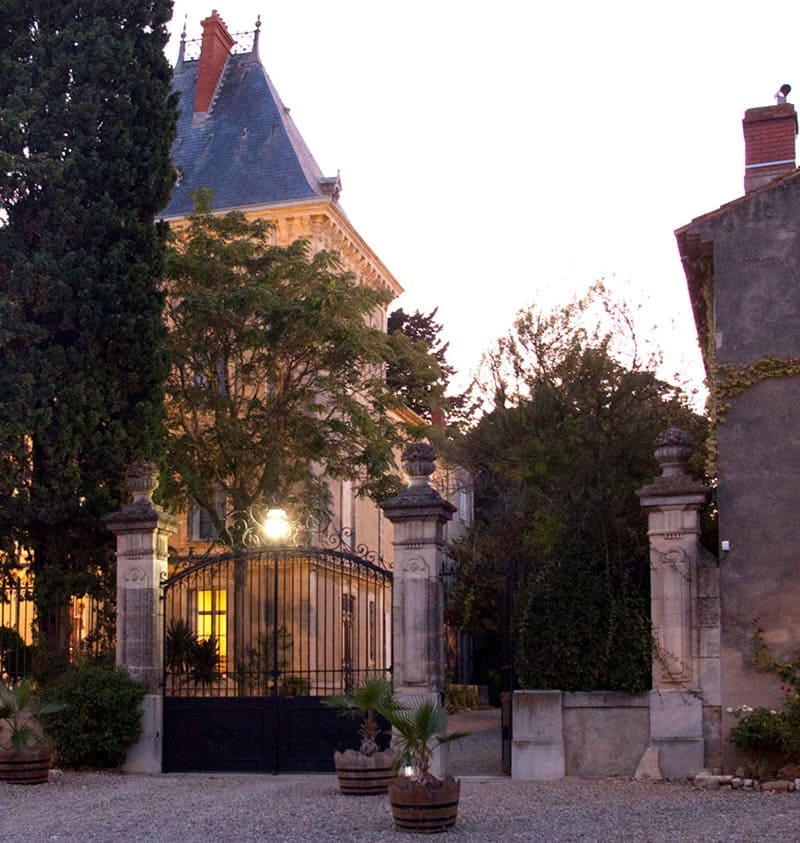Der Eingang des Château La Vernède in Nissan lez Ensérune, der zu den Ferienhäusern führt
