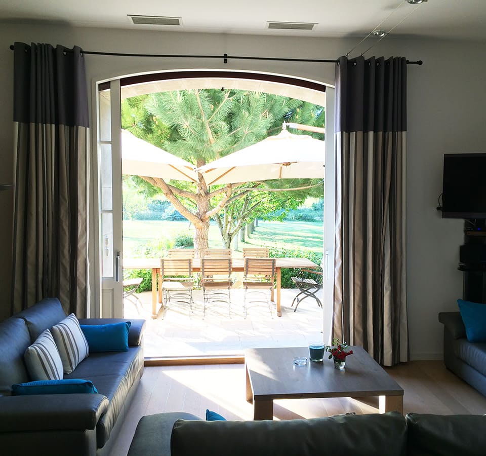 In Bacchus guesthouse, Domaine de la Vernède, a large bay window connects the living-room to the terrace