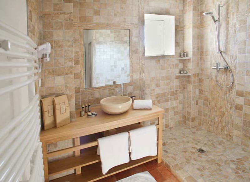 Cuarto de baño con ducha italiana : dormitorio de la Posada Silène localizada dentro de la Finca de la Vernède