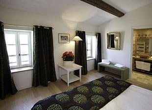 Dormitorio con cuarto de baño de la Posada Silène, localizada dentro de la finca de la Vernède