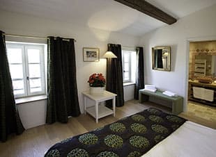 Chambre de la maison d’hôte Silène avec salle de bain, du domaine la Vernède