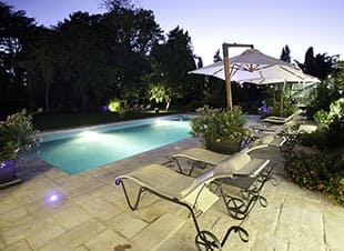 Zwembad 's avonds (vrij toegankelijk) van gastenverblijf Maison Silène op Domaine la Vernède