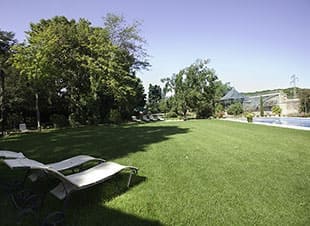 Garten und Pool des Gästehauses Maison Silène auf Domaine la Vernède