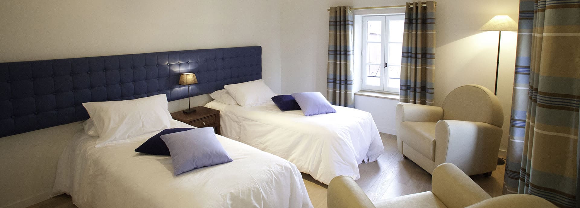 Dormitorio con dos camas individuales de la Posada Silène