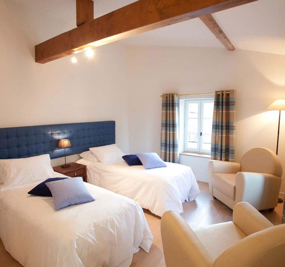 Slaapkamer met 2 éénpersoonsbedden van accommodatie Maison Silène op Domaine la Vernède