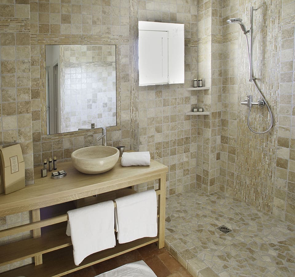 Cuarto de baño con ducha italiana: dormitorio de la Posada Silène Localizada dentro de la Finca de la Vernède