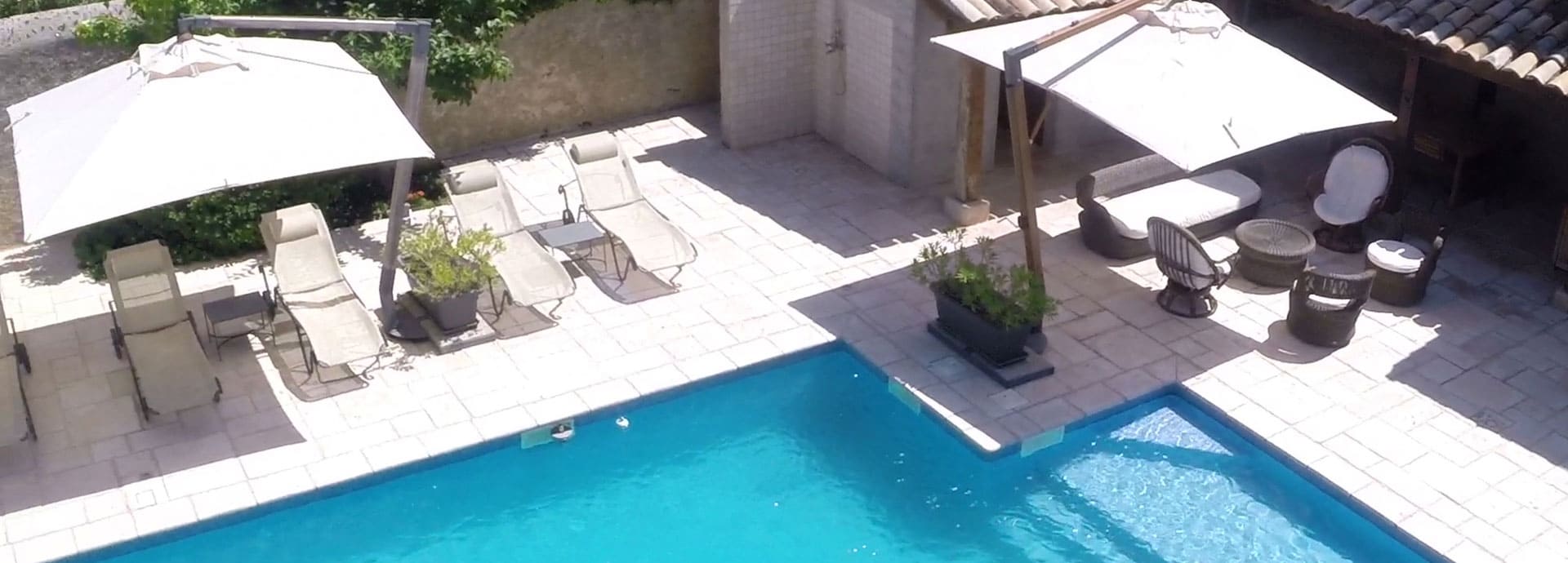 Vista de la piscina de la Posada Silène localizada dentro de la Finca de la Vernède, alquiler de habitaciones para huéspedes en Nissan-lez-Ensérune