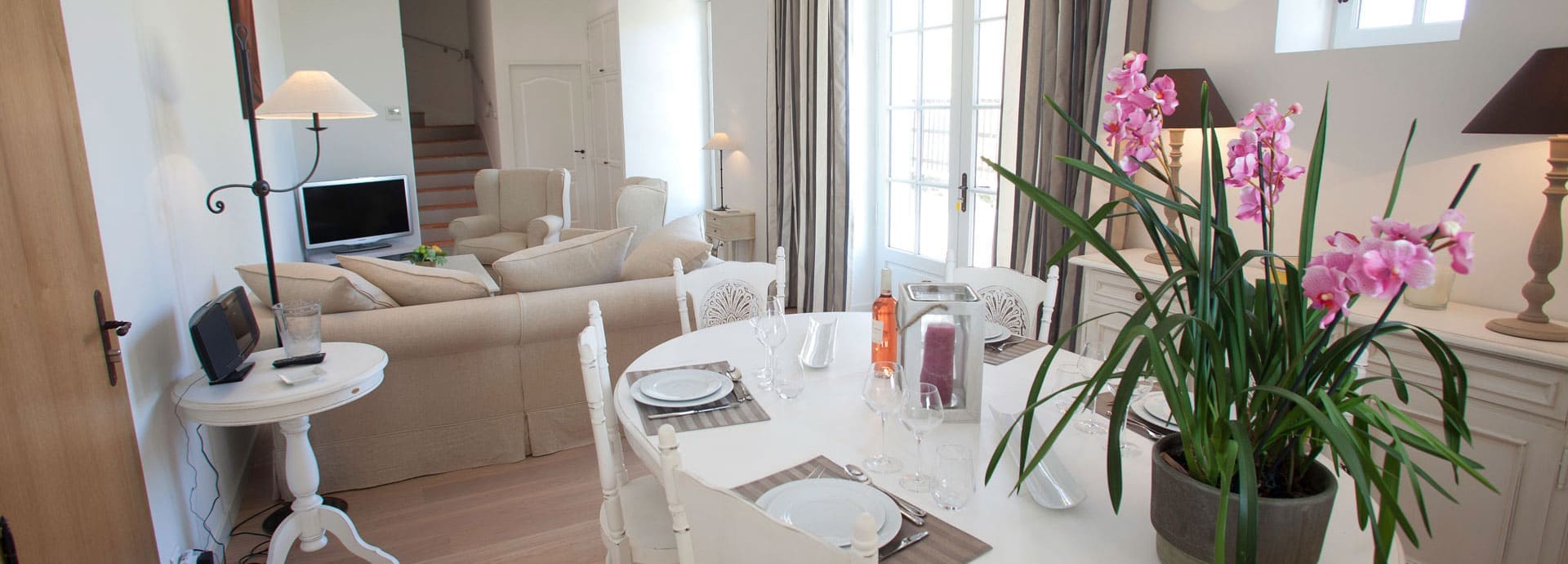 Silène guesthouse living/dining room, Domaine de la Vernède, holiday rental in the Hérault Department