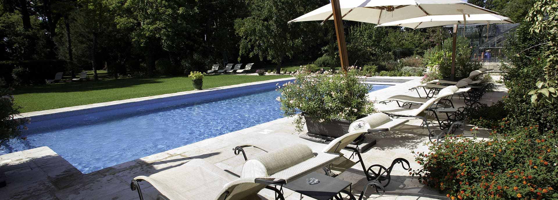 Zwembad (vrij toegankelijk) met privéterras en tuinset van Maison Silène, gastenverblijf op Domaine la Vernède