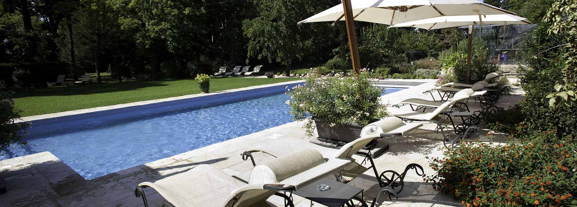 La Posada Silène ubicada dentro de la Finca de la Vernède cuenta  con una Piscina de acceso gratuito, una terraza privada y un jardín amueblado.